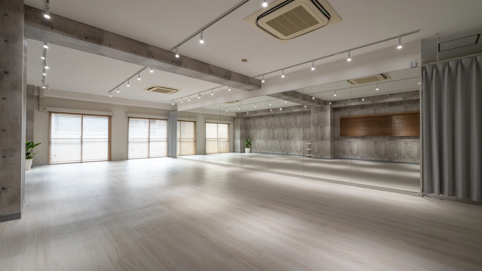 鏡のある壁と広い床を別アングルから見た大阪・本町橋のダンススタジオ